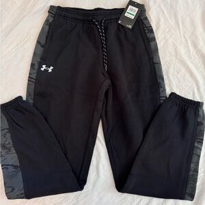 NWT Youth Under Armor black fleece jogger.  Size Large.